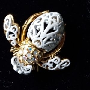 Joan Rivers bride bee pin